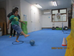 ハロウィン運動　サッカー　療育